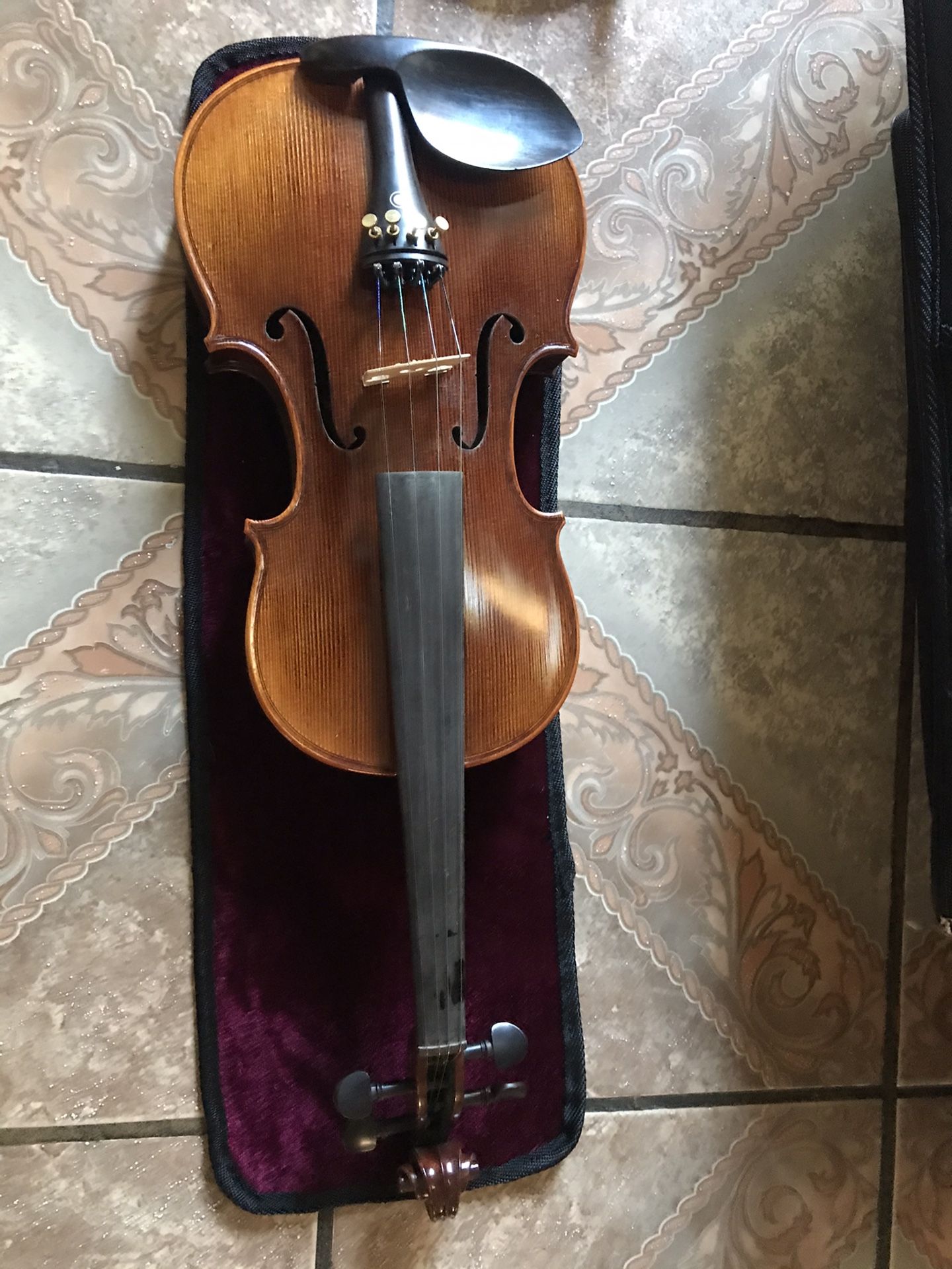 Violín in perfect condition with case and all extras only $300