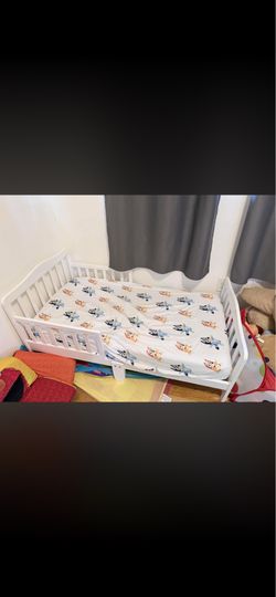 Toddler bed (mattress not included)