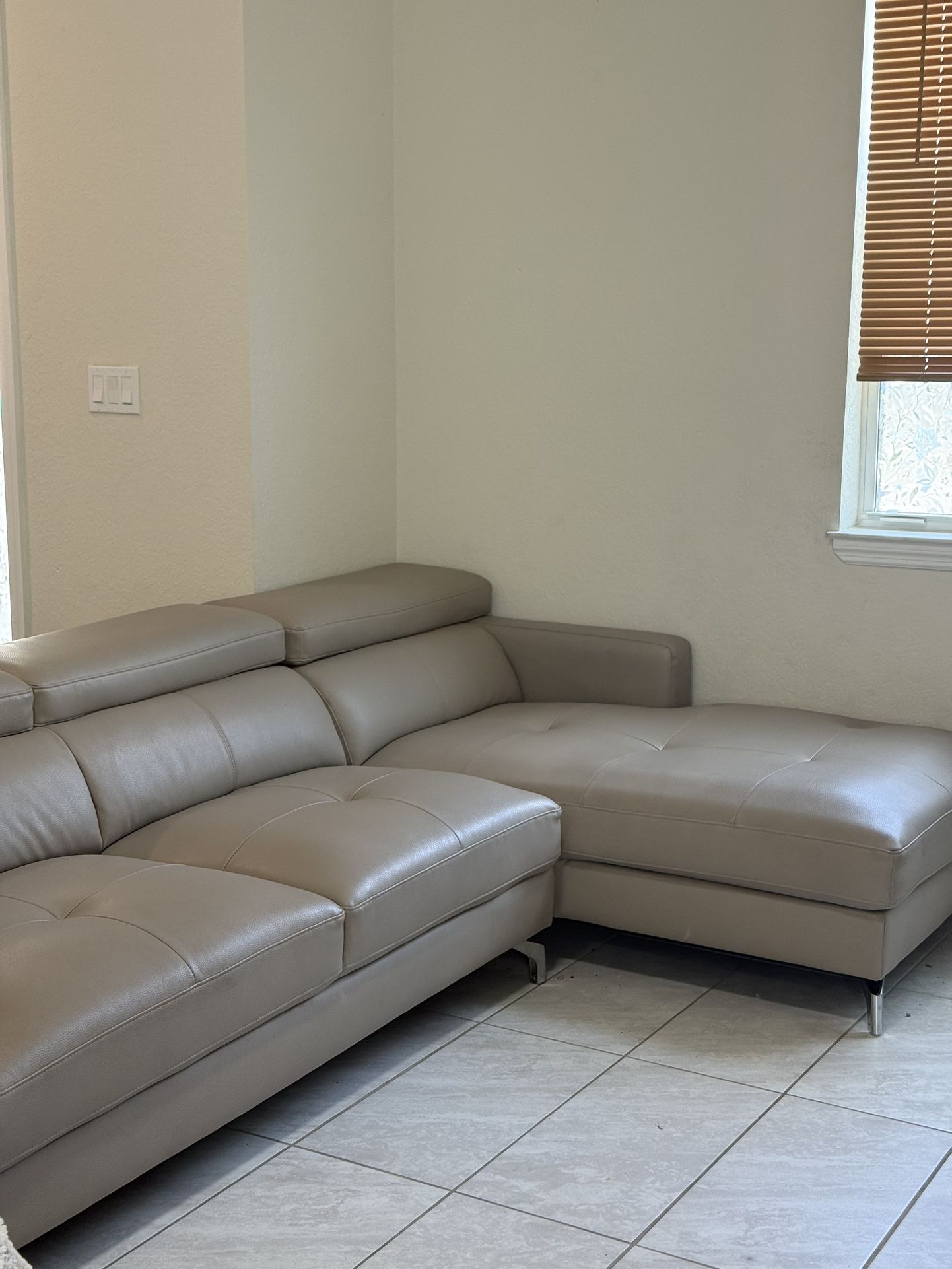 Beautiful Nice Leather Sofa Set With Adjustable Headrests