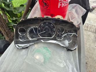 2002 Cadillac Escalade instrument cluster assembly.