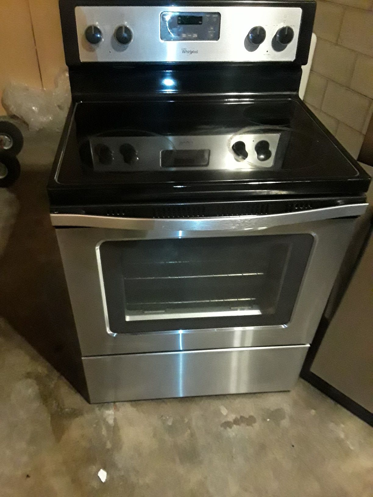 Electric stove whirlpool 220 volt nice and clean everything works 30 inches wide