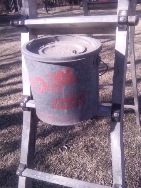 Floating Minnow Bucket