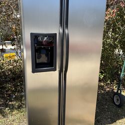 Used GE Refrigerator Side By Side 24.9 “cu Ft works perfect