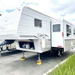 2006 Springdale 25Ft 5th Wheel  W/  Super Slideout 