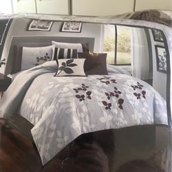 Comforter Set New Packed Smoke And Pet Free House