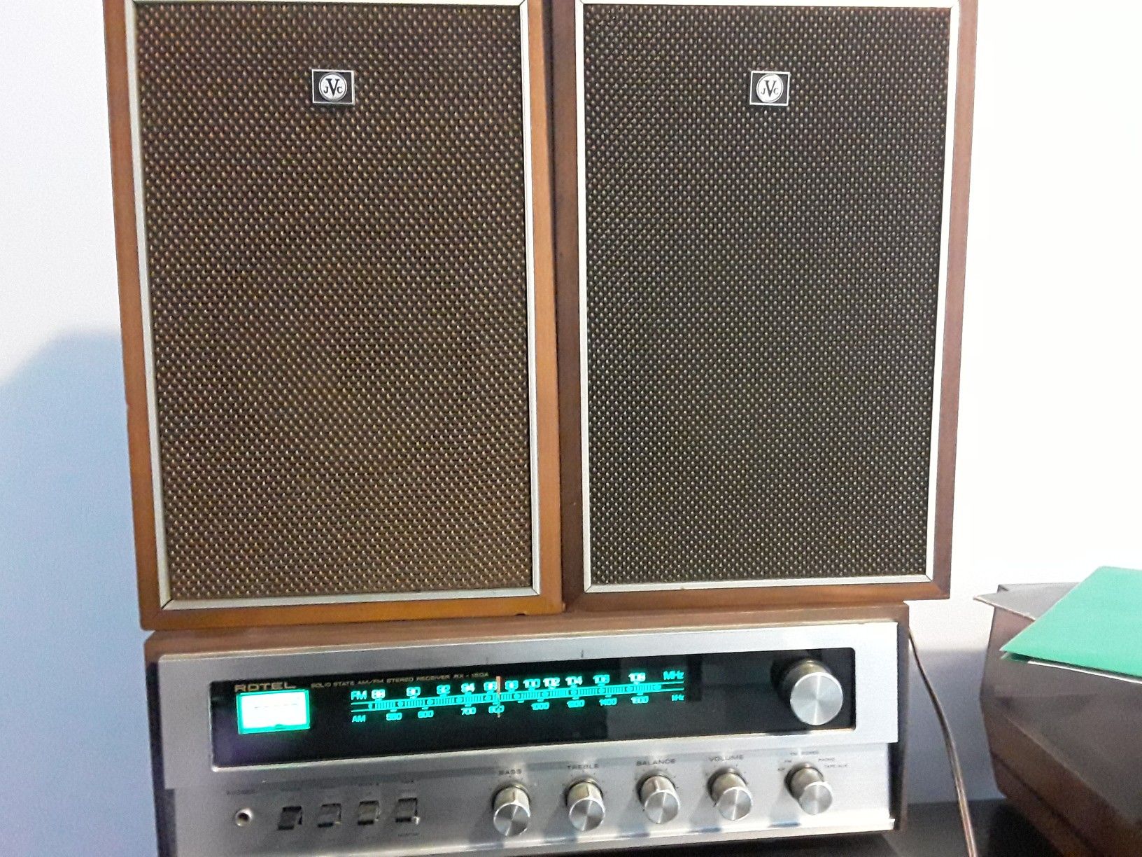 Vintage receiver with speakers