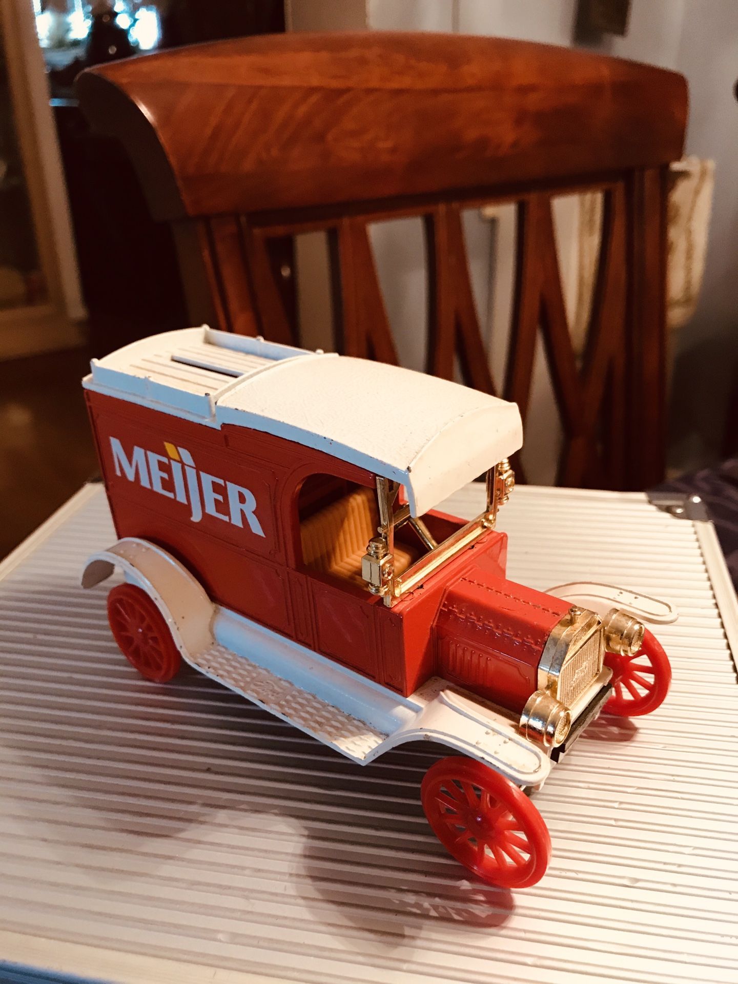 ERTL 1913 Ford Model T Van Bank (China)