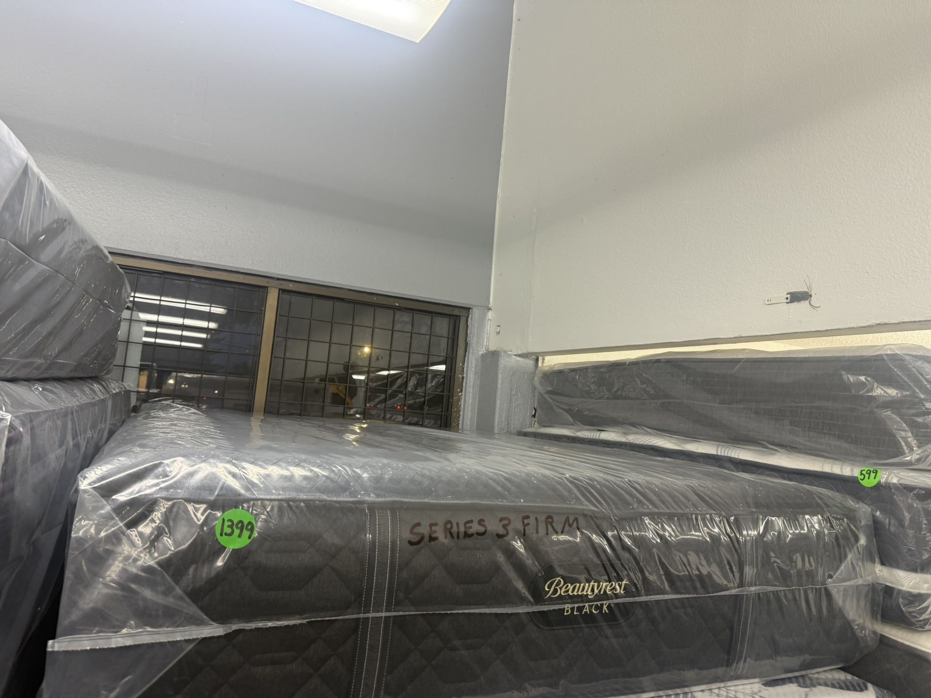 QUEEN SIZE SIMMONS BEAUTYREST BLACK SERIES 3 (FIRM) MATTRESS & BOX SPRING BED SET