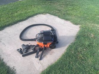 New RIDGID portable vacuum) shop vac 4 gallon.  garage, vacuum
