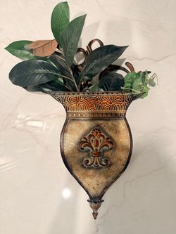 Set of 2 sconces and greenery