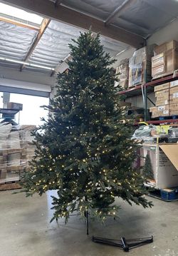 Home Decorators 7.5 FT Yorkshire Twinkling Fir Led Pre-Lit Christmas Tree