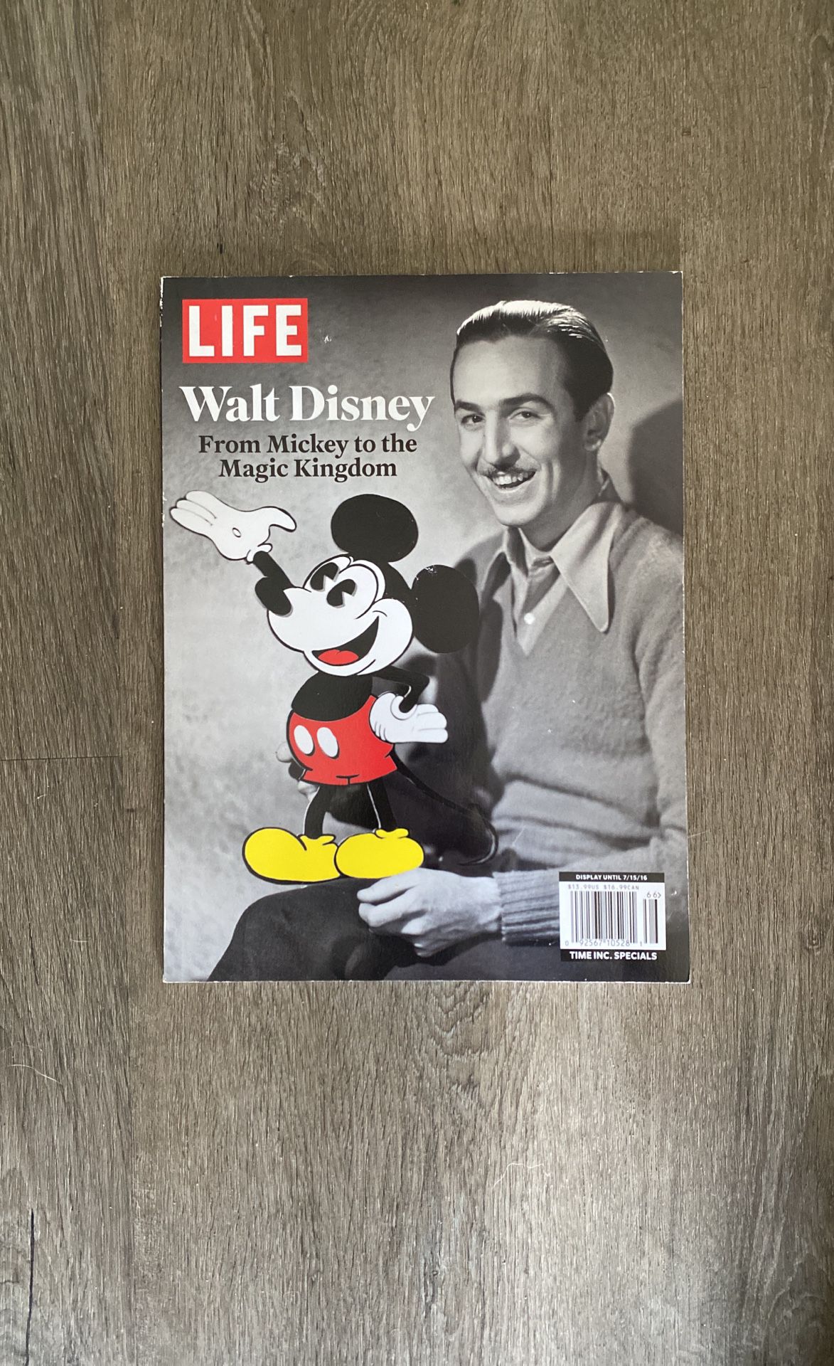 Walt Disney Magazine - From Mickey To The Magic Kingdom (2016)