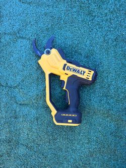 DEWALT 20-Volt MAX 1 -1/2 in. Capacity Cordless Pruner (Tool Only)