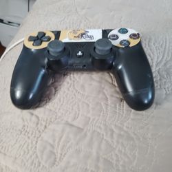 PS4 Controller TESTED  Turns On . Available N O W $35 Cash 
