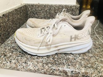 Woman’s Tennis Shoes Size 7 Good Condition 