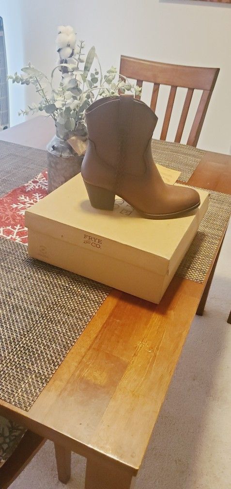 FRYE &CO. COWGIRL BOOTS