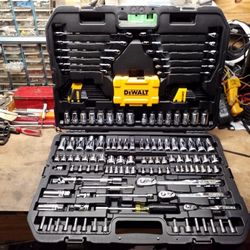 DeWALT 168pc 1/4",3/8",1/2" Mechanics Tool Set 