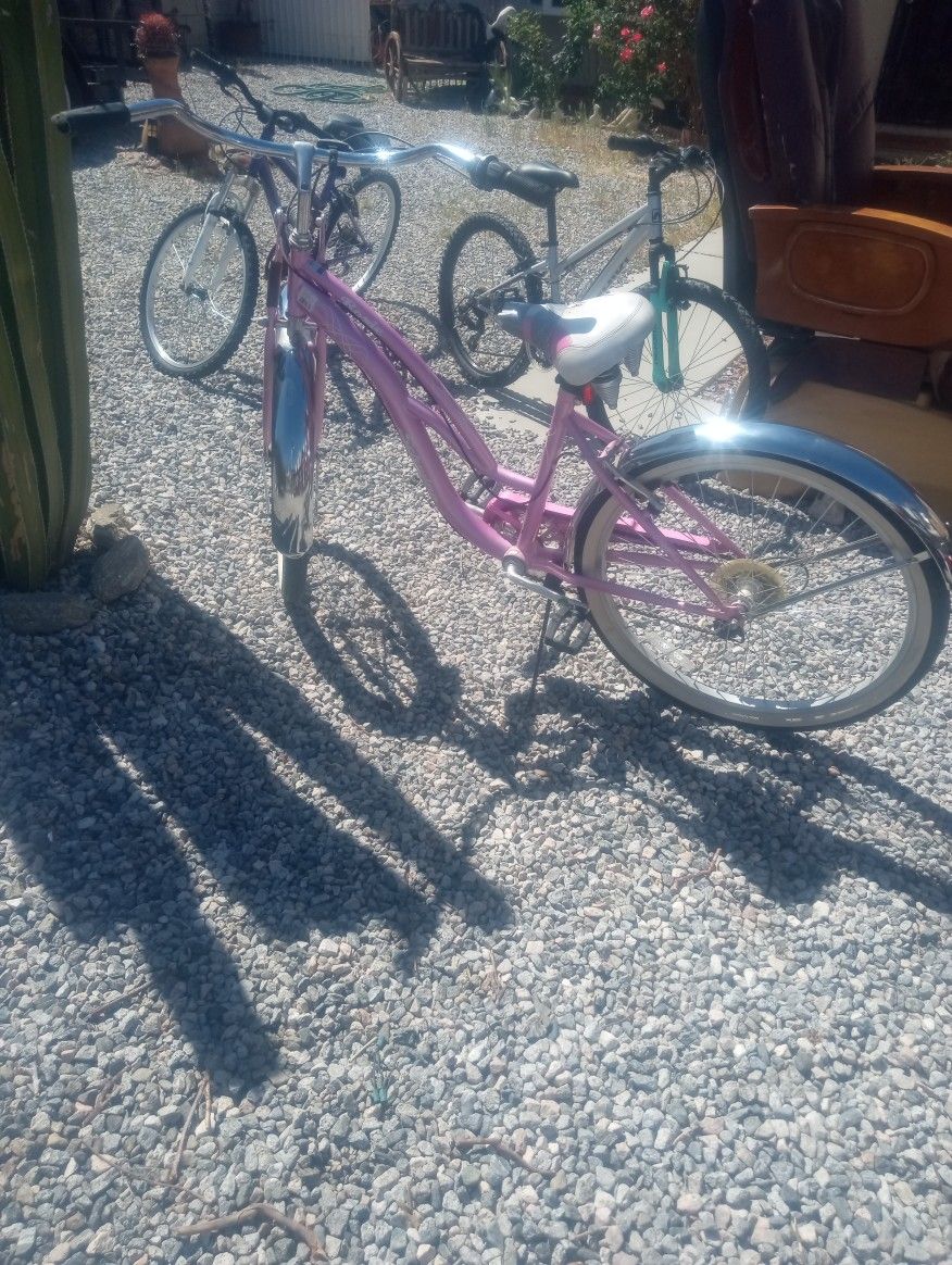 26" Pink Schwinn Roxie Beach Cruiser