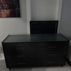 Dresser With Mirror/Comoda Con Espejo.