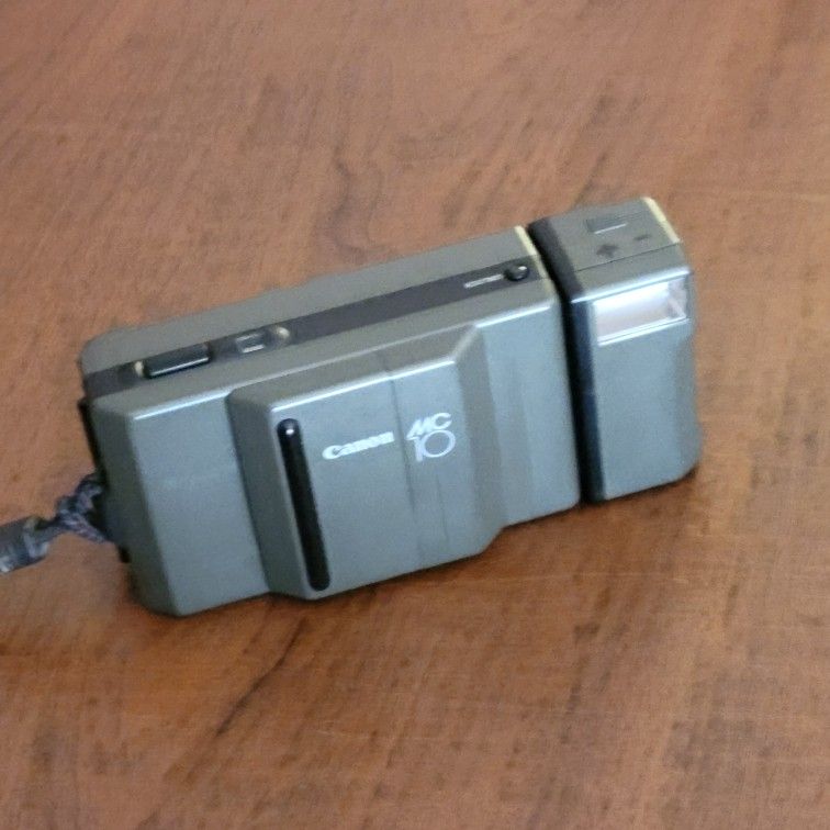 Canon MC10 MC 10 35mm Point & Shoot Film Camera Speedlife MC-S flash.
Pre-owned, in good working and cosmetic shape. Functionality 10 out of
10. Co