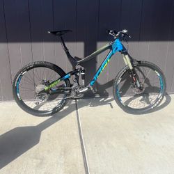 Norco Range Carbon Enduro Mountain Bike – Size L – Excellent Condition