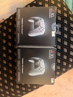 30th Anniversary PS5 Controllers