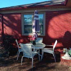 Patio Table and Chairs and ambrella Exlente Co