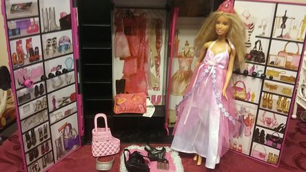 Beautiful barbie with case some accessories 17 firm