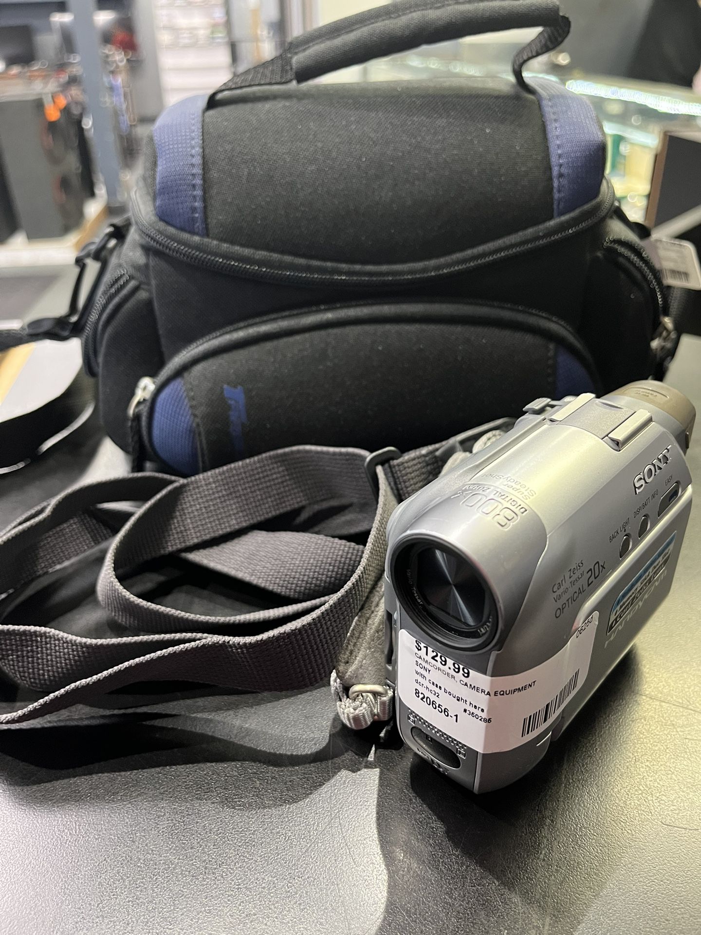 Sony Handycam video camera screen-hc32 820656-1 with battery and charger