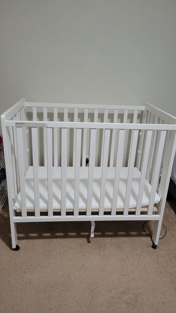 Folding Mini Crib !!!