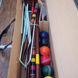 WOODEN 6 PLAYER CROQUET SET -new.never Used
