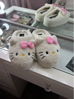 Forever 21 hello kitty slippers
