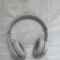 White And Silver Beats Solo 3 (Offer Me)