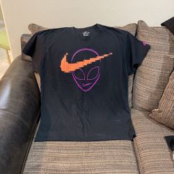 Size XL, alien Nike the swoosh is out there T-shirt