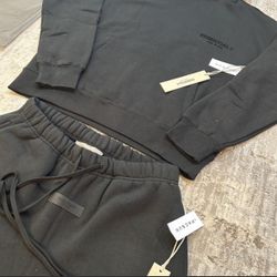 Essentials fear of god tracksuit Hoodie + short combo' stretch limo' Size small Guaranteed Same/next day shipping Comes with bag and tags
