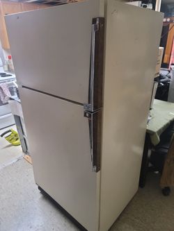 Amana Top Freezer/Bottom Fridge Combo TRG18SPH