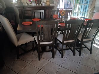 Dining. Table of 8 chairs