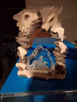 Beautiful wolf pair figurine Resin Sculpture!