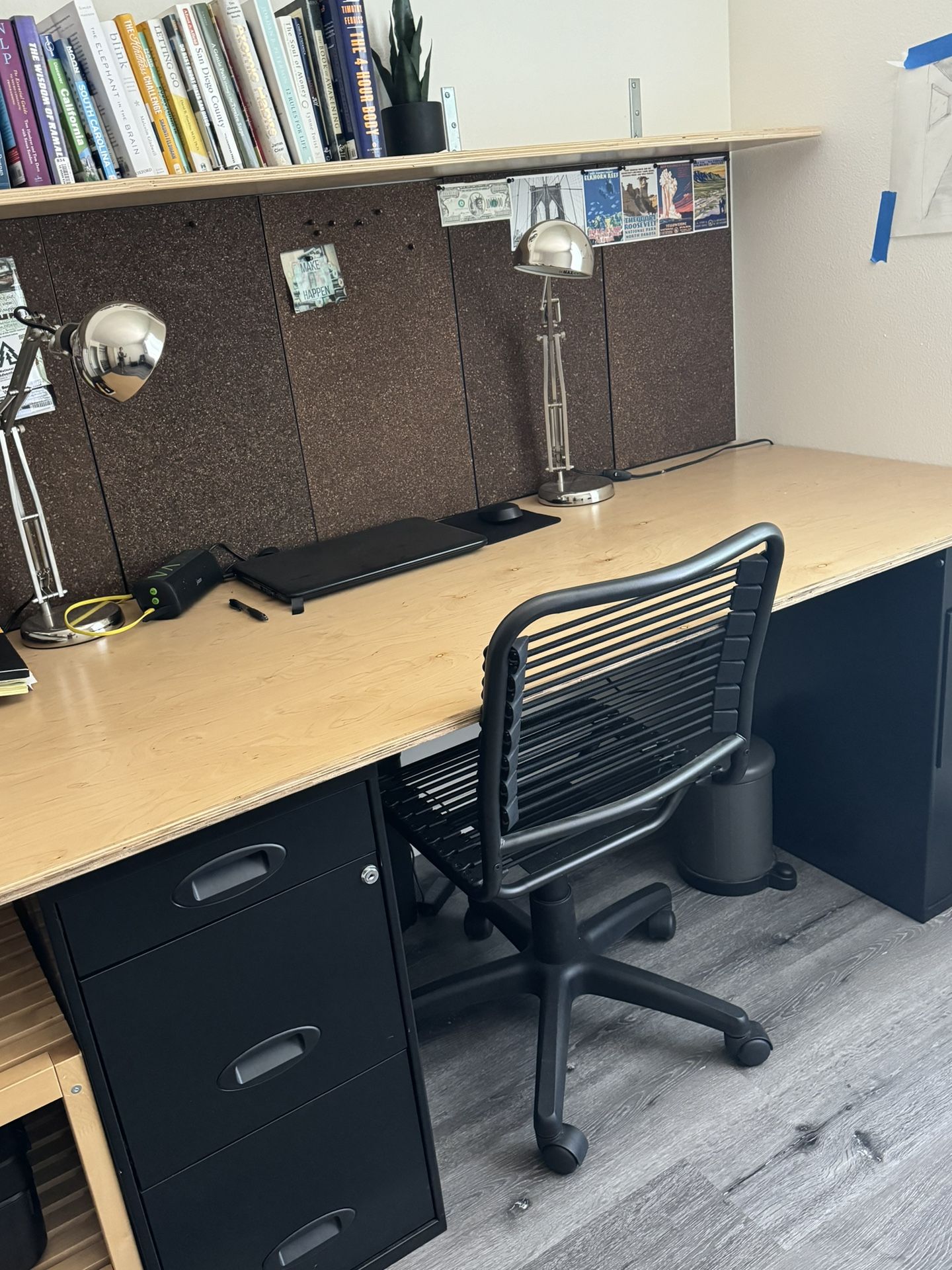 Office Desk With Cork Boards. 30$ Some Ítems Already Have Sold. 