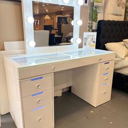 New Vanity Table & Mirror Set 