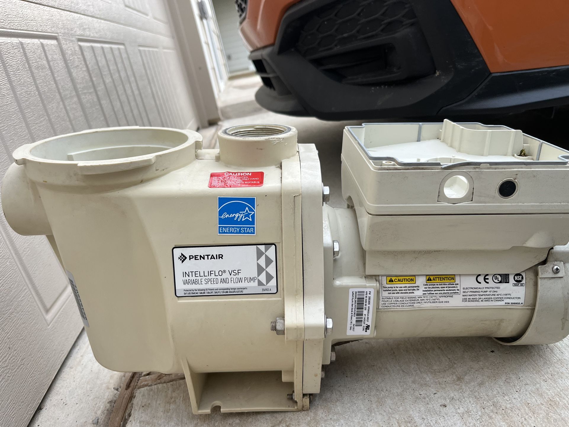 Pentair intelloflo 3.hp pool pump like new. Used for 2 months 