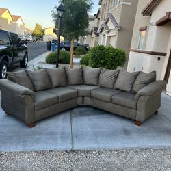 GORGEOUS GREEN SECTIONAL + FREE DELIVERY 
