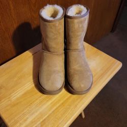 UGGS Size 6 MidCalf Women's 