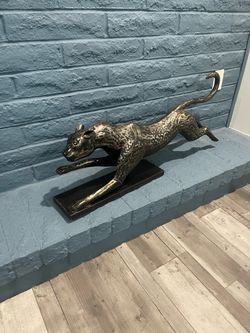 All Metal Beautiful sculpture of a running Cheetah with metal base also. 42 inches long Hard to find such a nice pc of art - Ahwatukee area