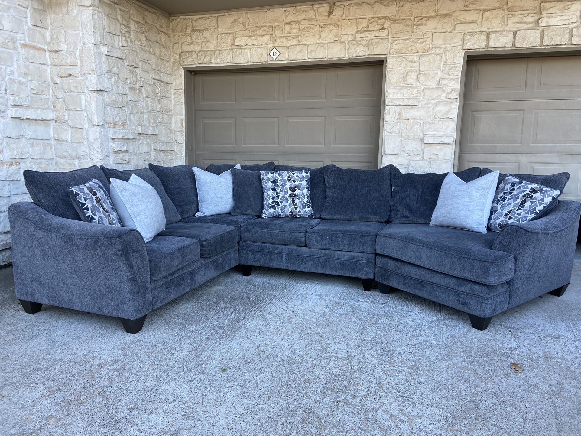 Eltmann sectional 2024 with cuddler
