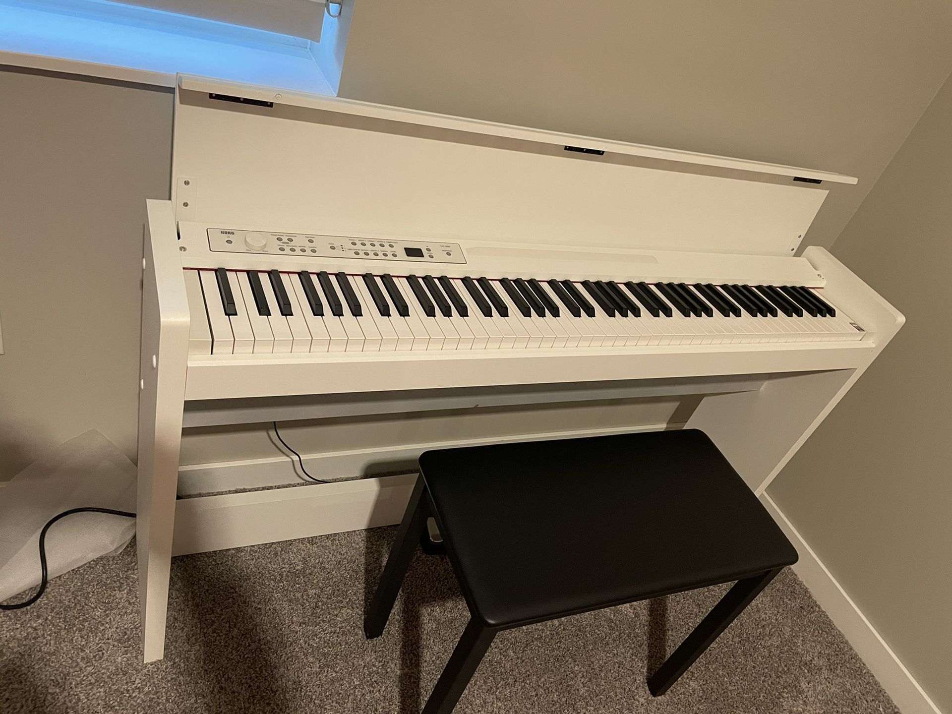 Korg LP-380 electronic Piano with chair