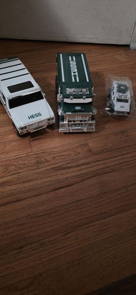 COLLECTABLE HESS TRUCK WITH EXTRAS