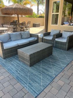 Patio Furniture 5 piece piece with rug￼