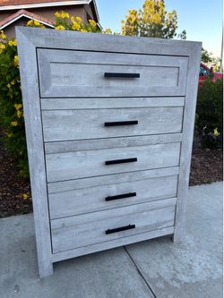Gray Modern 5 Drawer Dresser Chest of Drawers Furniture Excellent Condition
