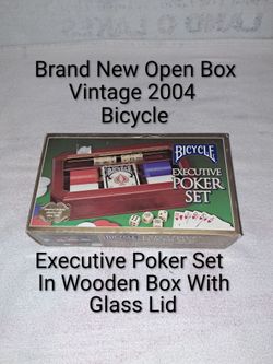 Brand New Open Box Vintage 2004 Bicycle Poker Set In Wooden Box With Glass Lid (Is Complete)